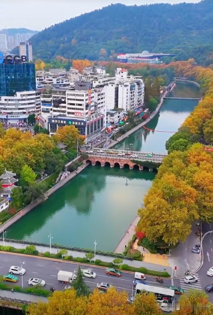 这个是我们老城区的脉博跳动，丁字口与湘江河的交汇处，是遵义最鲜活的风景线。清晨薄