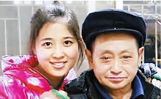 1990年，重庆1单身汉在路边捡到个女婴，省吃俭用把她养大。

当时邓和平揣着刚