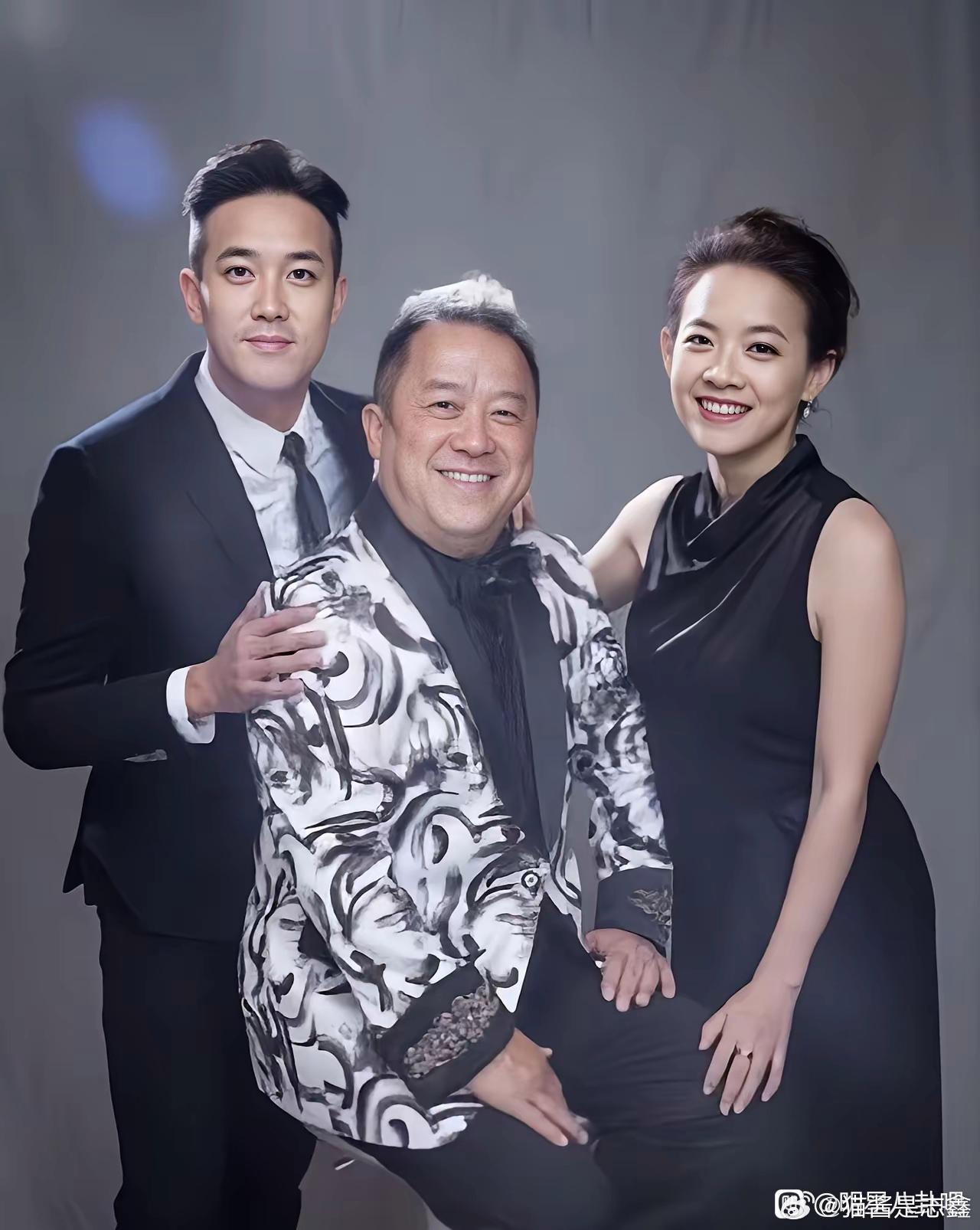 曾志伟在圈里的地位为什么那么高？一要长相没长相，一要身高没身高，三没演技，却一直