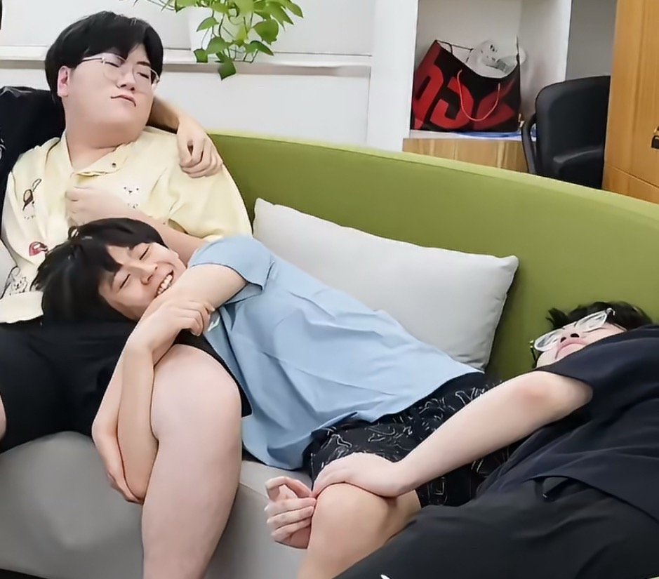你们三在干嘛 好yin乱 