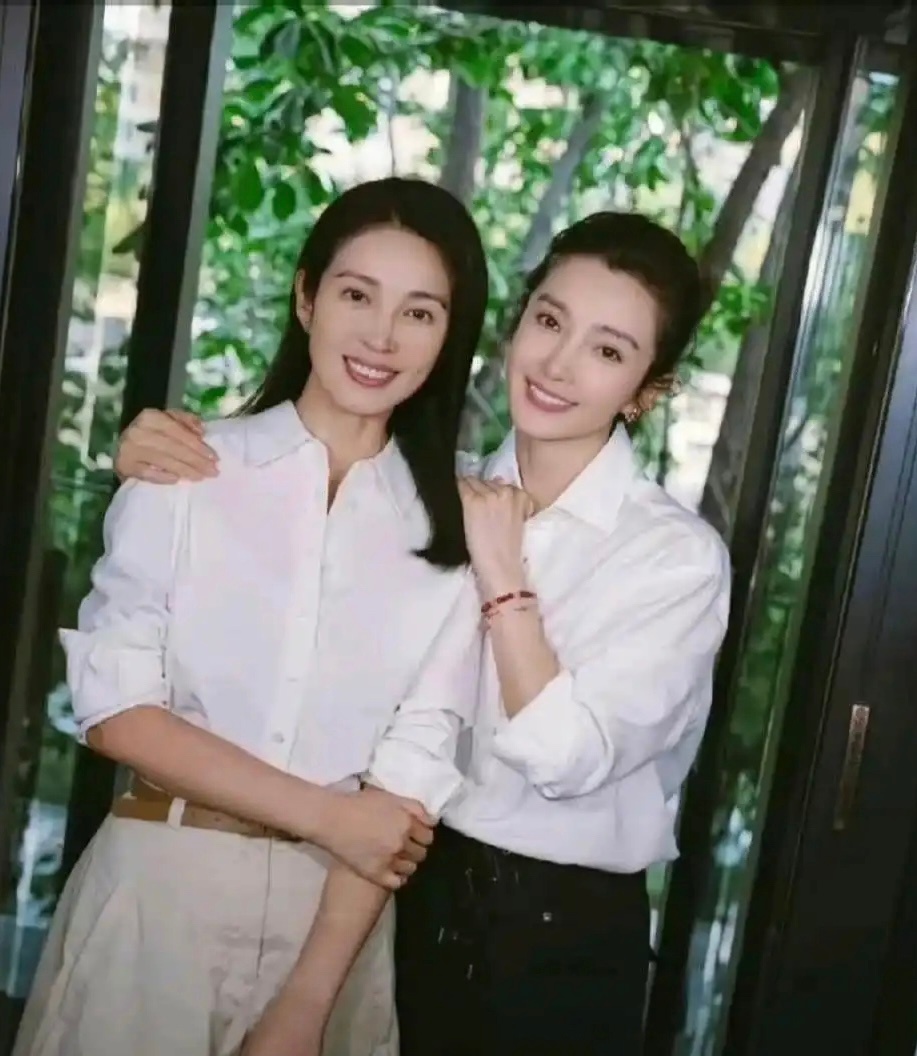 李冰冰和妹妹的合照，这脸简直一模一样啊 