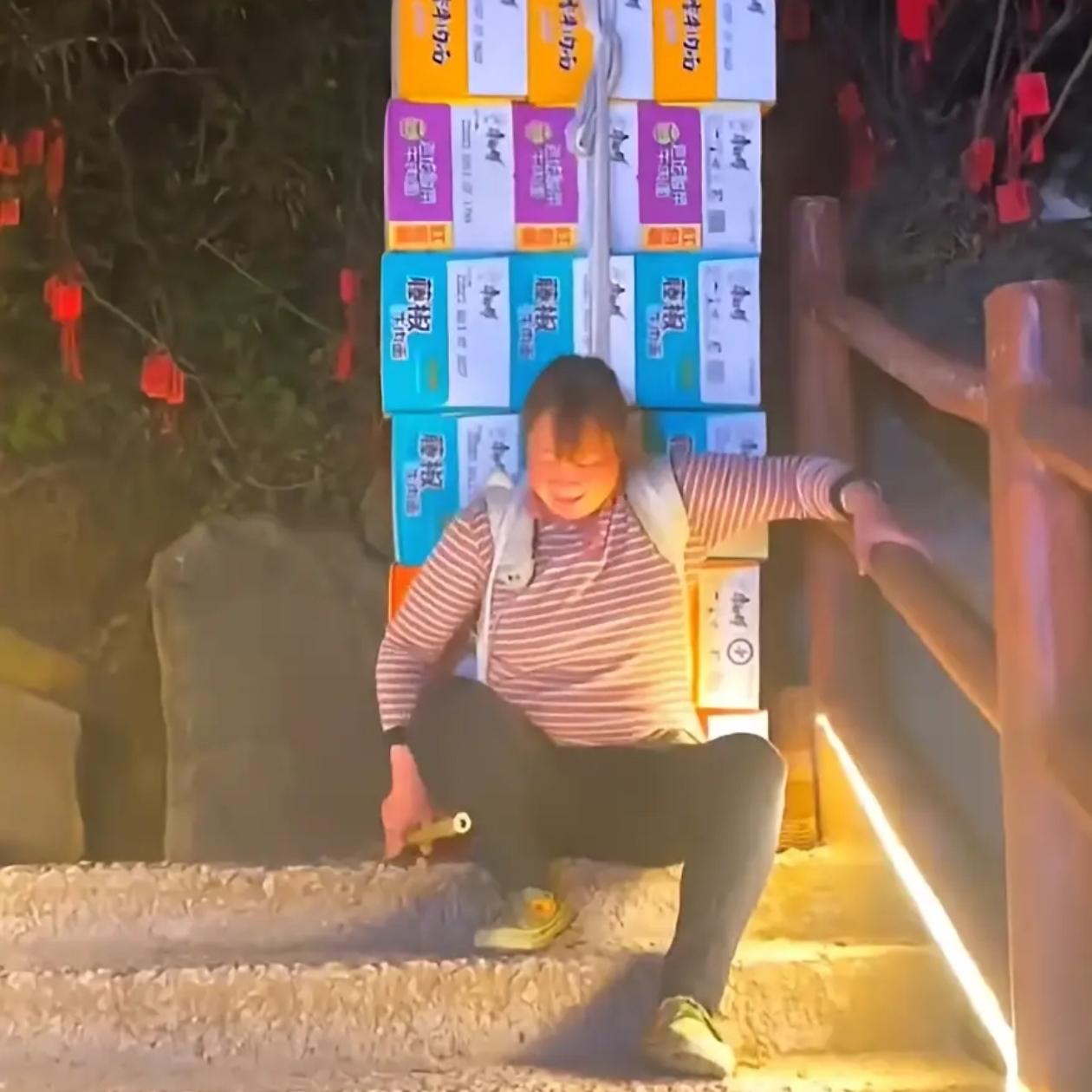 河南老君山一50多岁的大姐，扛着36箱方便面往山上走，那路陡得很，走十几步就得停