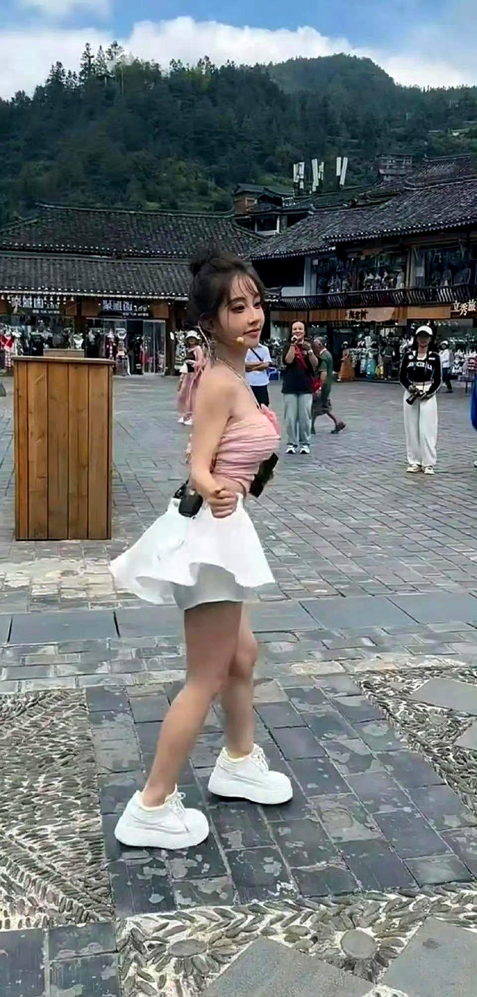 曾经风靡全网的第一网红冯提莫，身价千万，如今怎么沦落到这种地步了？

你说她资源