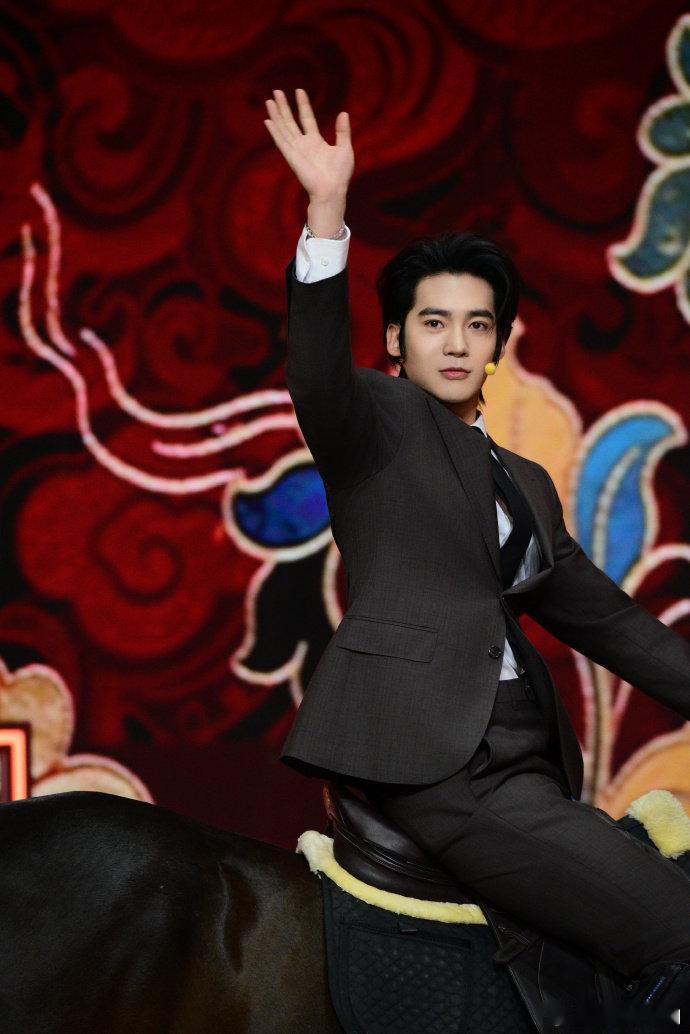 辽宁春晚于适骑马出场 辽宁春晚 哇塞！2026辽宁春晚于适骑马帅气开场，西装笔挺