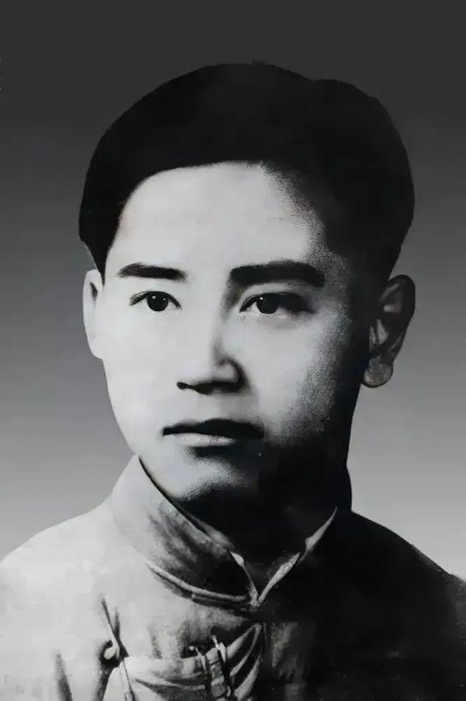 五哥从香港飞回重庆，把一张空白支票拍在特务头子桌上： "要多少钱，你自己填，只要
