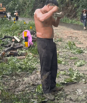 这种就是该吃喝就吃喝，该干活就认真干活的人!这身板我承认干不过他！[赞]