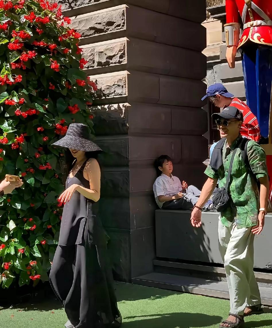 张嘉倪气质出众，未来愿她活成自己的女王，不再为爱情所困。近日她与儿子难得同框，母