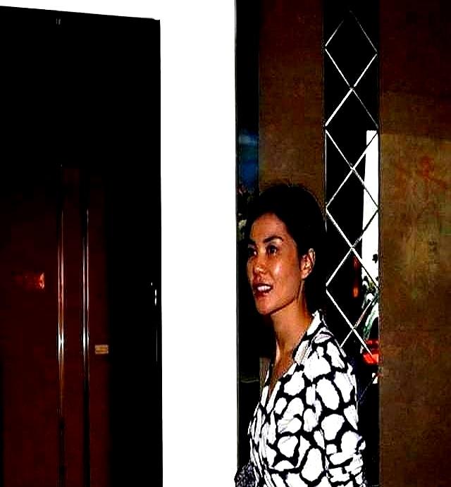 离婚13年，王菲李亚鹏在巴黎并肩站了10分钟。
19岁的李嫣穿白西装站台上，英