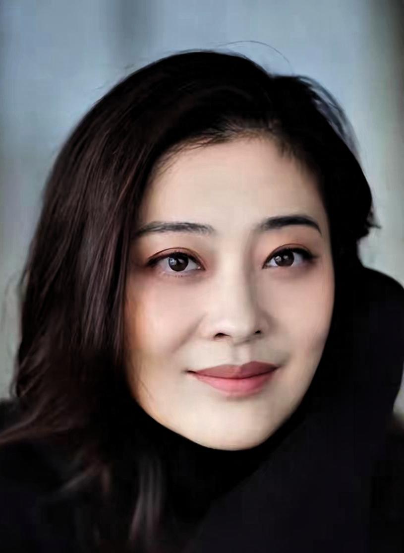 梅婷的家，挤着十口人，却挤得满是暖。 
爸妈比公婆大十岁，军医老爸和老兵公公却投