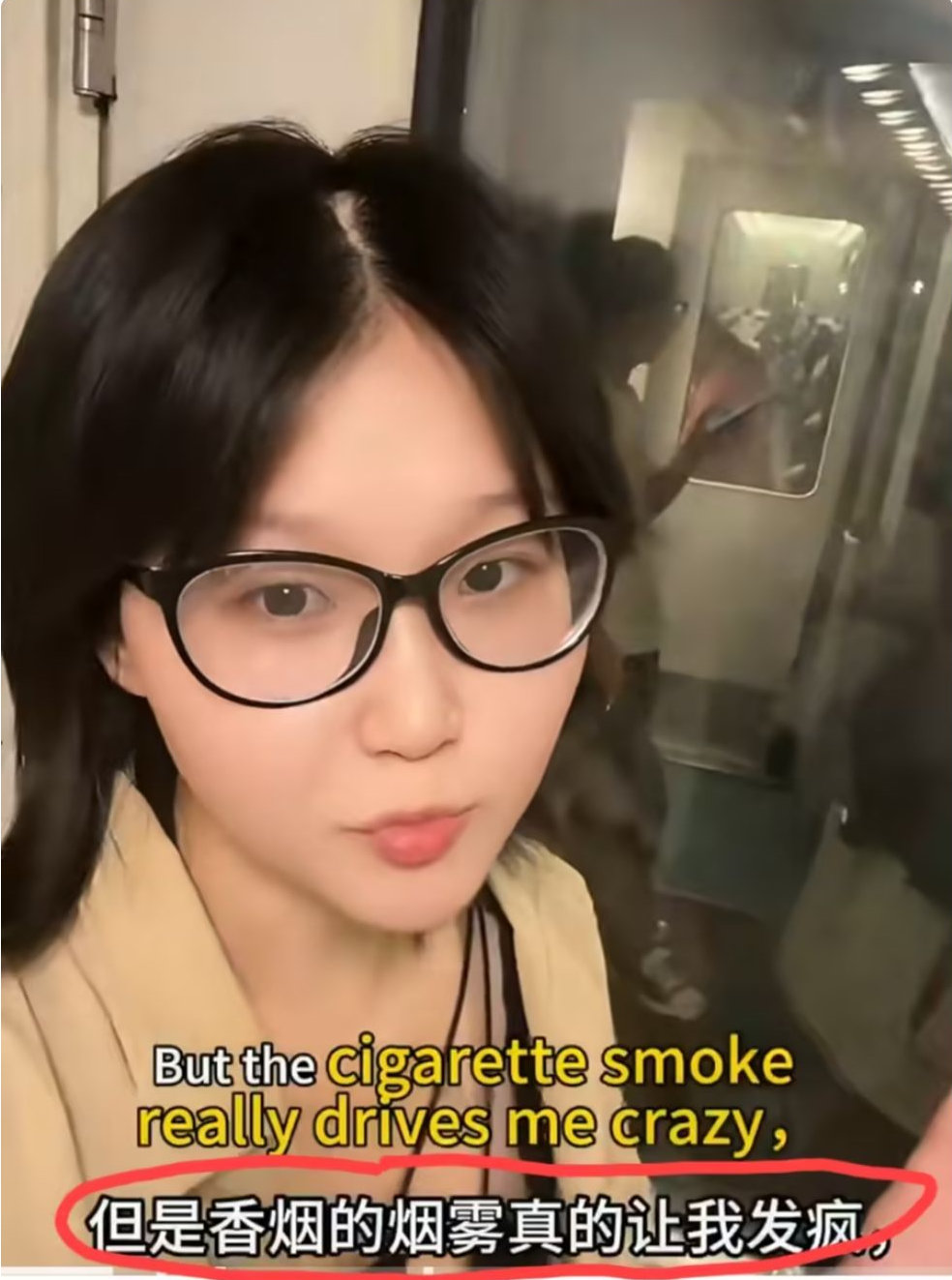 女子坐绿皮车嫌烟味大，全程用英语拍视频吐槽，投诉12306引争议 