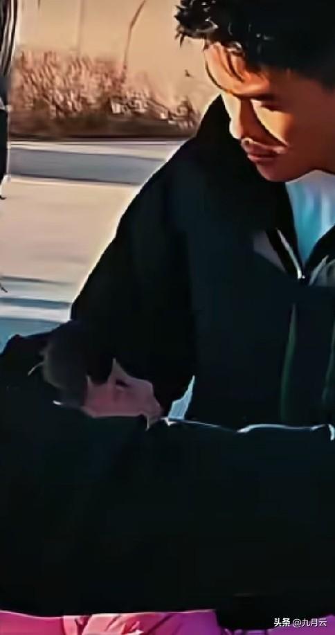 董宇辉是见了一次还想见第二次的人。去年董宇辉去宁夏溯源滩羊时，这个小女孩儿就抱过