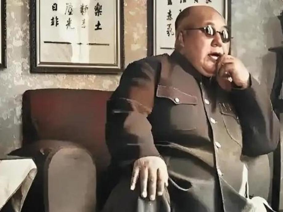 1956年，逃到美国后的马鸿逵，挺着腐败的大肚子，享受着小姨太给他做的奶酪，主政