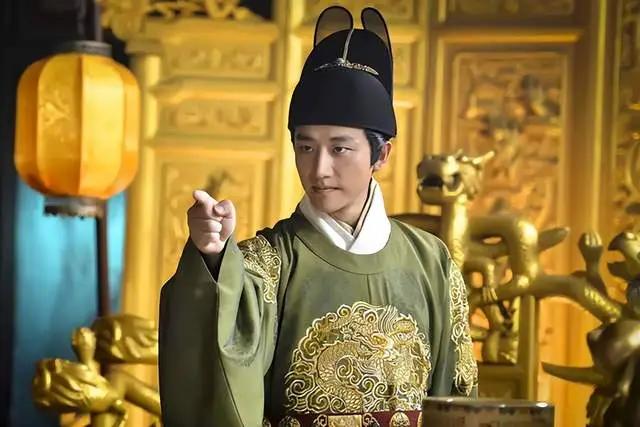 公元1449年，明英宗被瓦剌俘虏的消息传回北京，满朝文武聚在朝堂上放声大哭，不知