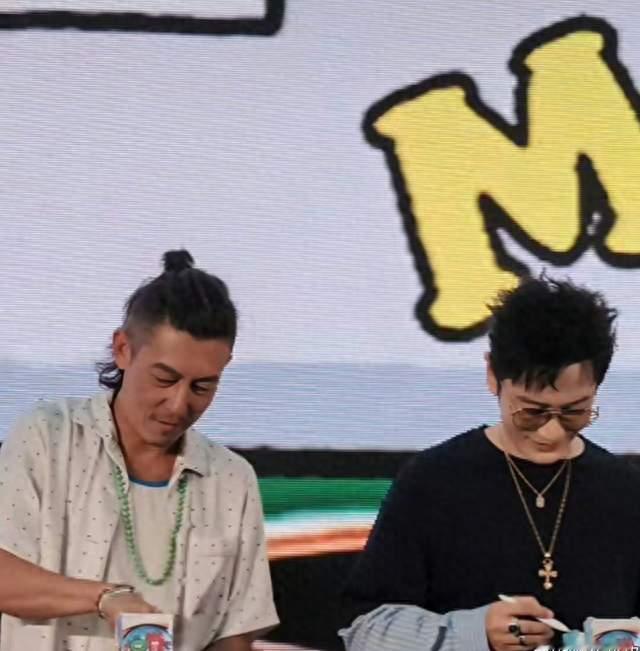 罕见世纪同框！48岁黄晓明VS45岁陈冠希，两种男神气质太绝了