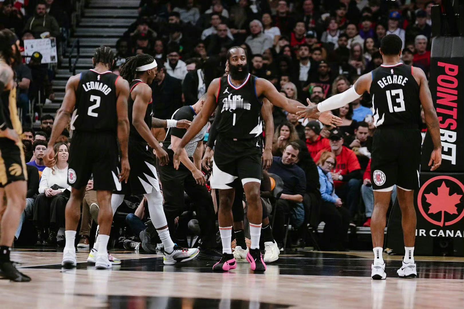 哈登和利拉德谁的表现更应该入选全明星？本赛季哈登场均砍下17.4分4.7篮板8.