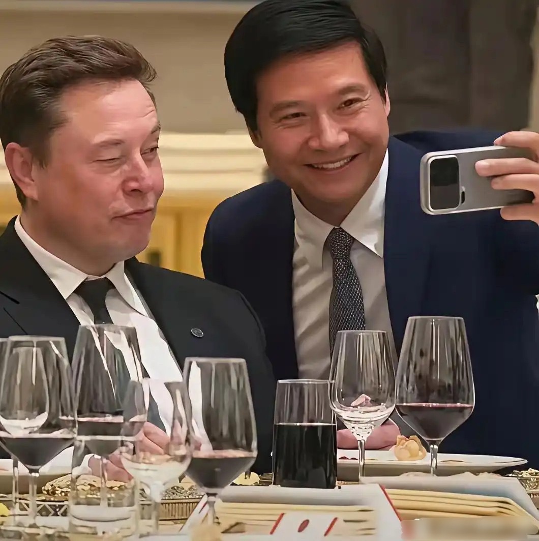 知道为啥，看到雷军找马斯克拍照的那一幕，心里堵的慌！不是因为雷军，也不是因为马斯