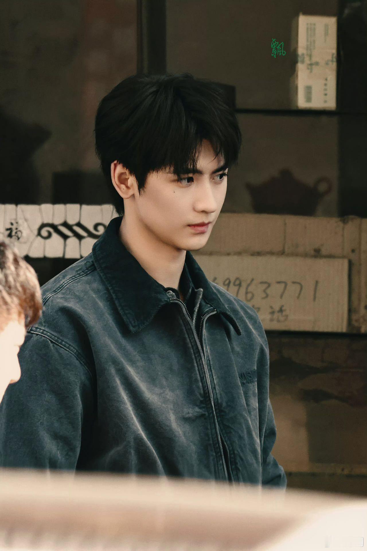 黄俊捷的韩宁警官一亮相就吸引了所有目光！路透照里，他的清爽帅气和警察气质无懈可击