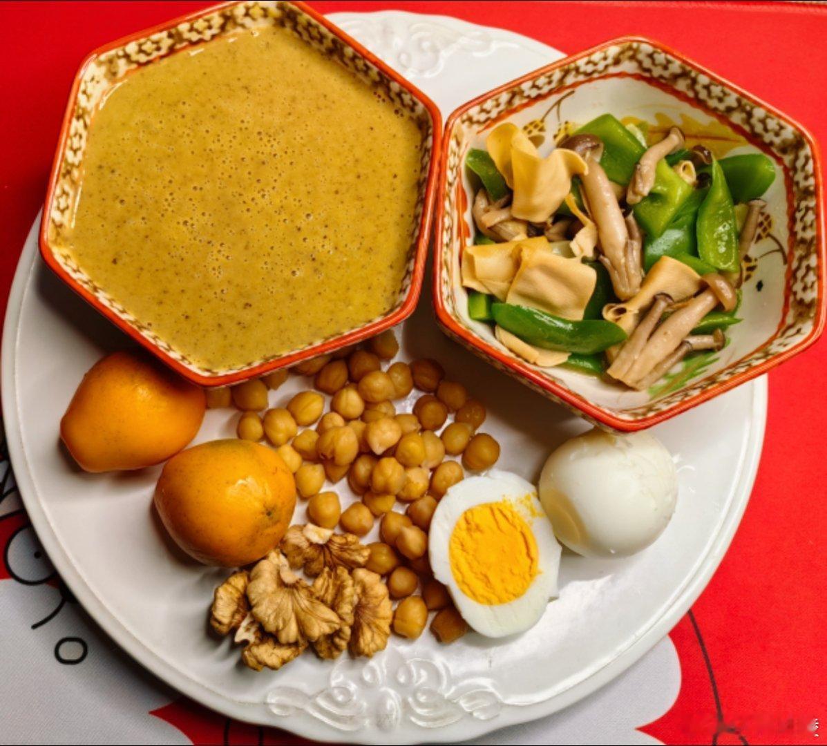 #这个问题吃什么# 早餐：多种食材粥，鹰嘴豆，青椒海鲜菇炒豆皮，鸡蛋，脆皮金桔，