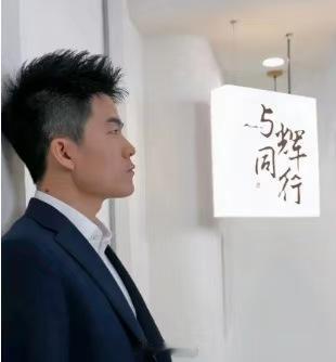 董宇辉透露卫生巾定制进展，预计10月中旬上架
在近日的直播中，董宇辉回应了消费者