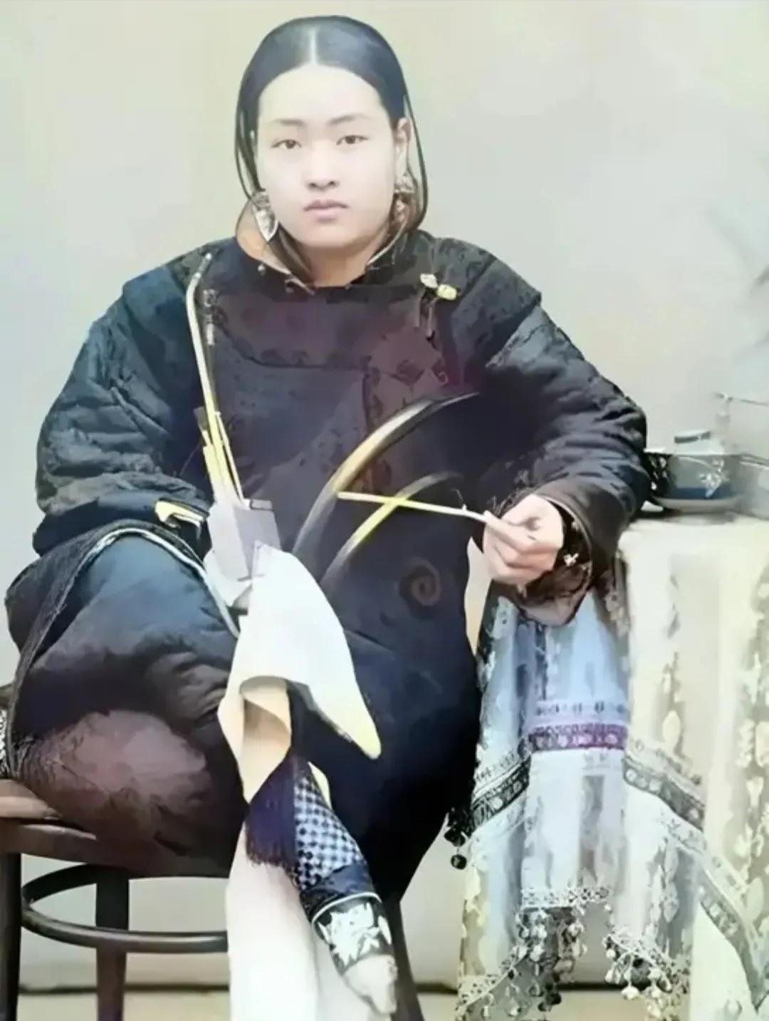 晚清时期，一位裹脚的女孩，她令人惊叹的美貌让人为之倾倒，这位女子坐姿端正，手持水