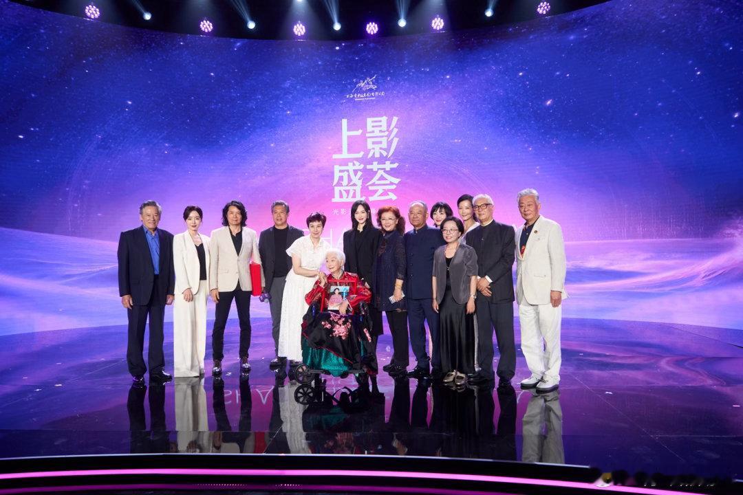 上影盛荟现场，唐嫣黑西装披肩发，浅浅笑着跟人交谈。不需要珠宝华服，她本身就是全场