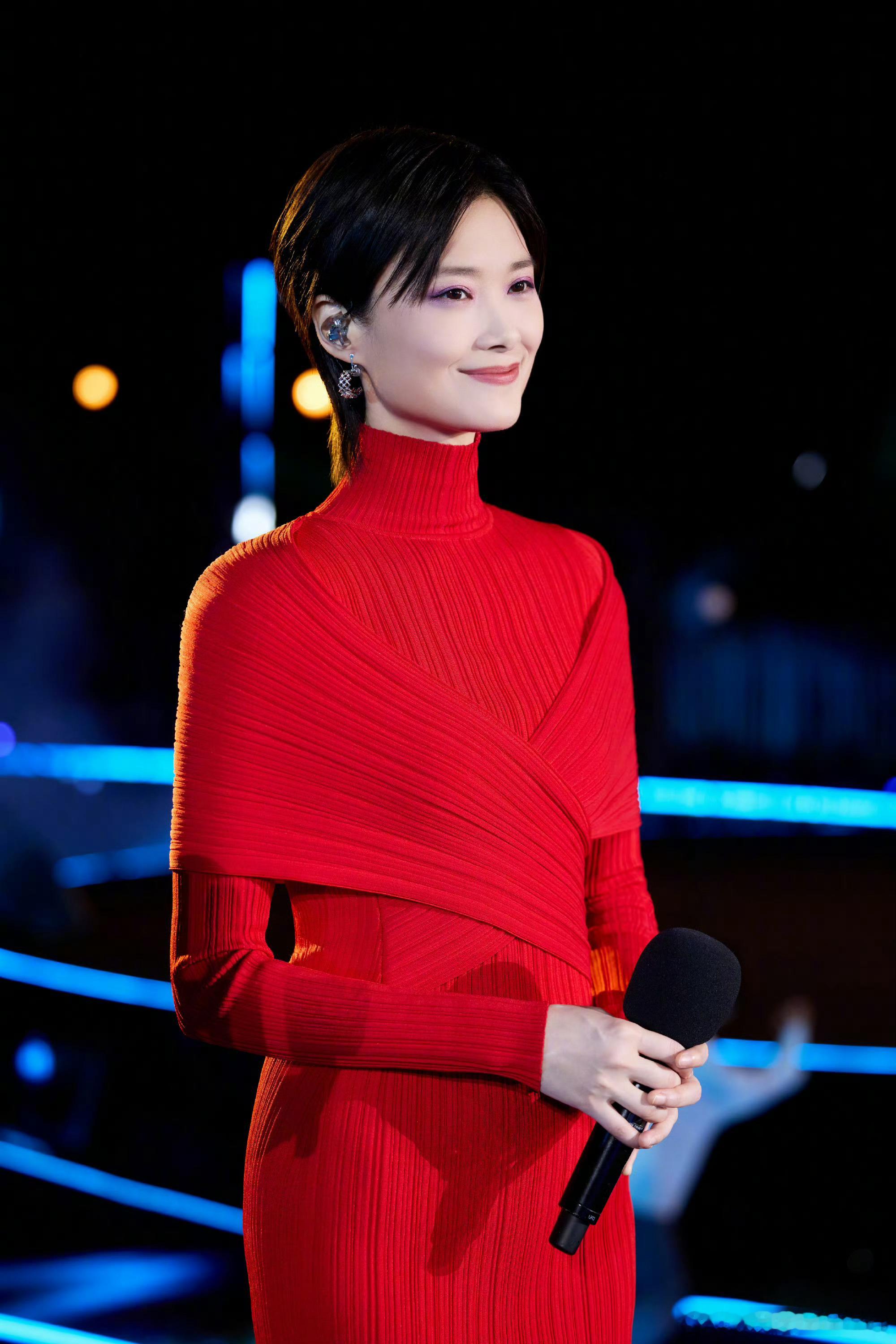 #李宇春织梦致敬中国航天人#在浩瀚的宇宙中，中国航天人以无畏的勇气和卓越的智慧，