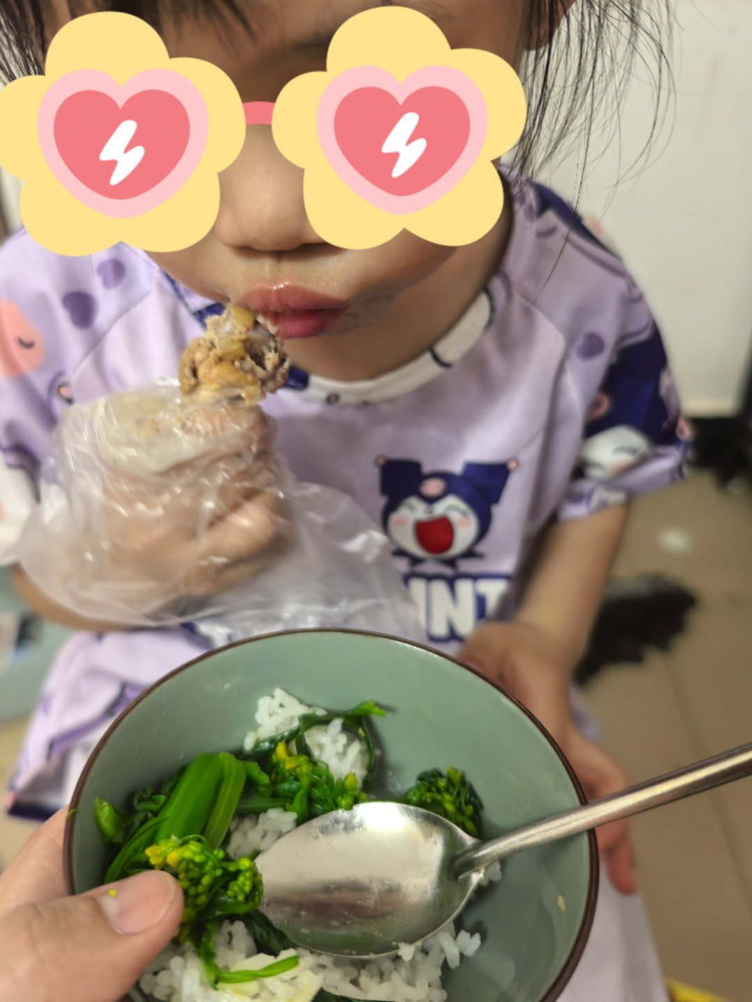 她说他好喜欢吃这个小鸡腿，我说我特地给她买的（因为前两天她说她想吃），她突然说了