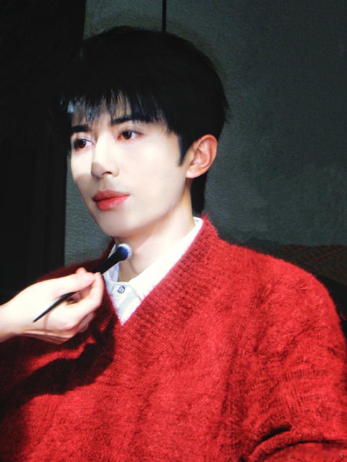 赵小童把相册照片抖一抖  赵小童临过年把相册照片抖一抖 赵小童临过年抖相册照片，