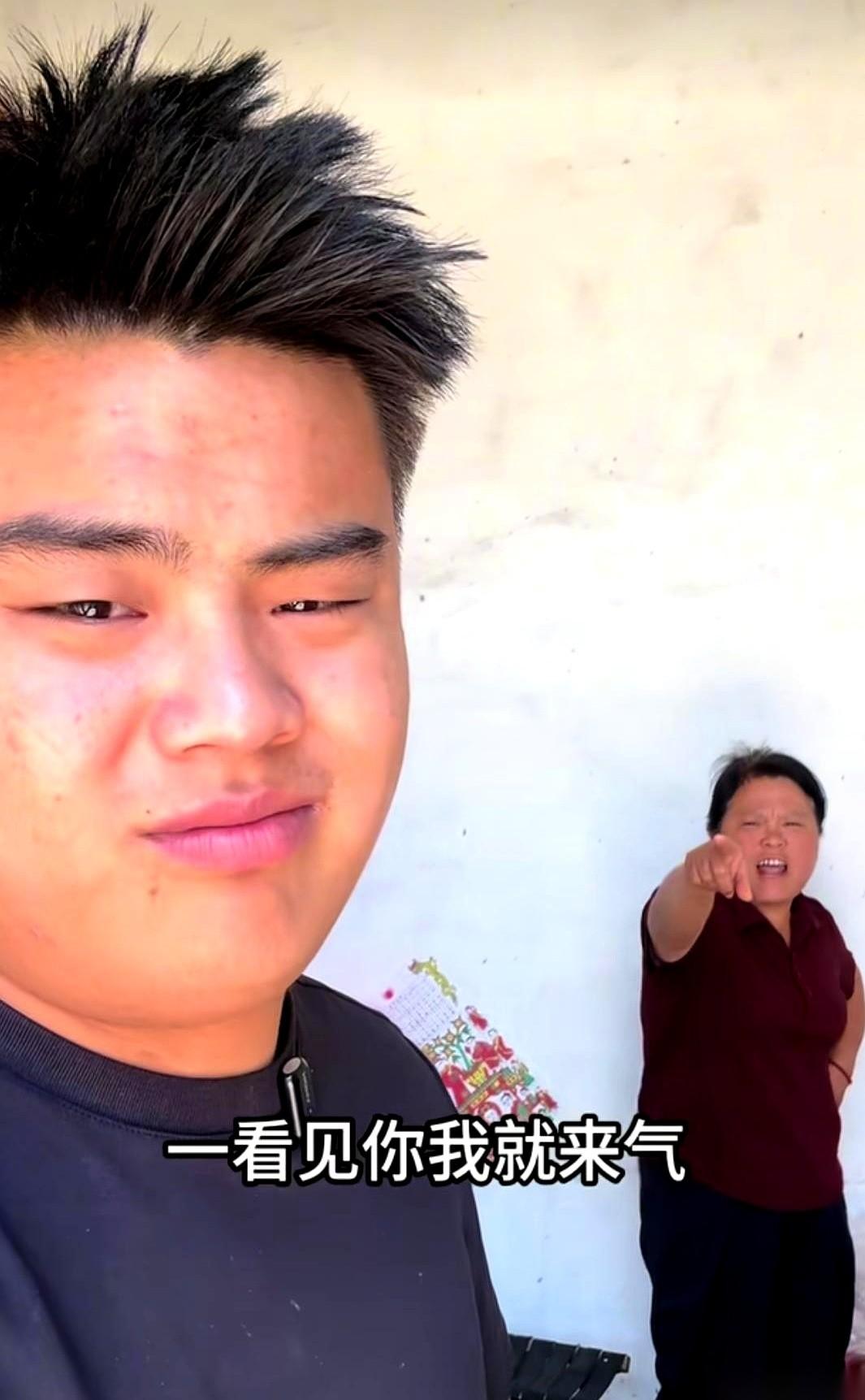 “给老板娘整条好鱼，今天她生日！”
后厨里，二顺子这一嗓子喊得，那叫一个响亮。