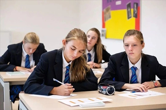 人一定要靠近能托举和滋养你的人人这一生，一定要靠近那些能托举你、滋养你的人。他们