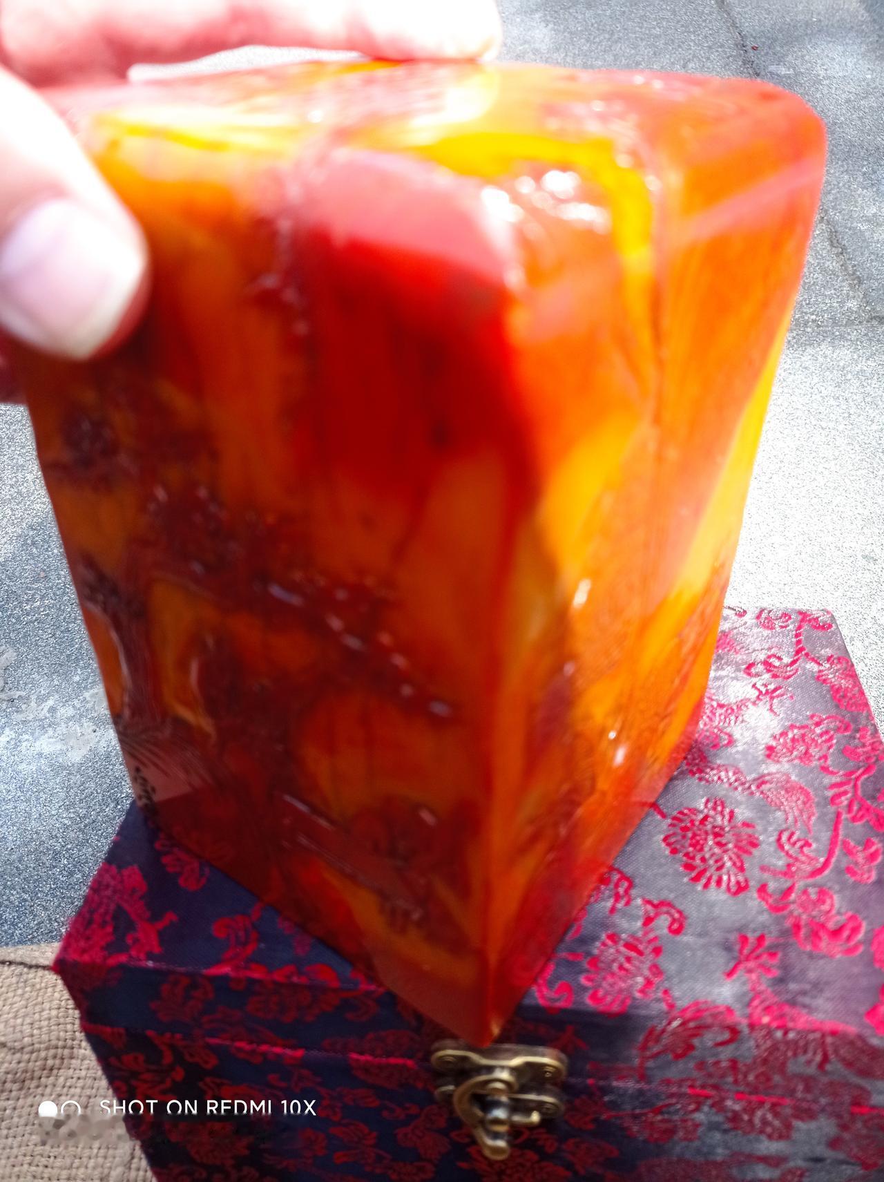 寿山石王威慑慑，石帝慌忙退三舍！
一山乞能有二主，霸王只能一世名！