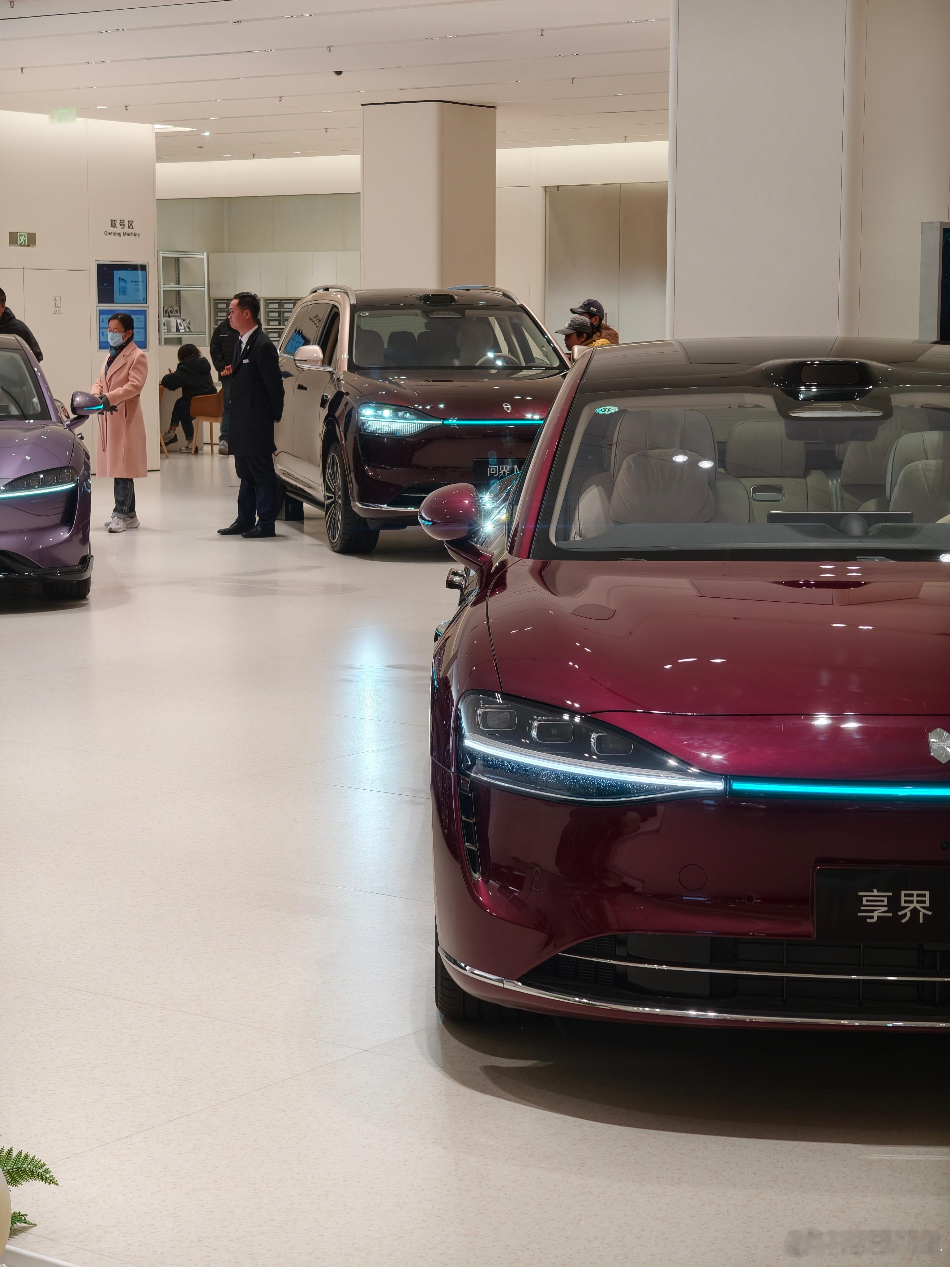 鸿蒙智行还是商场的鸿蒙智行吸引人呐 潍坊