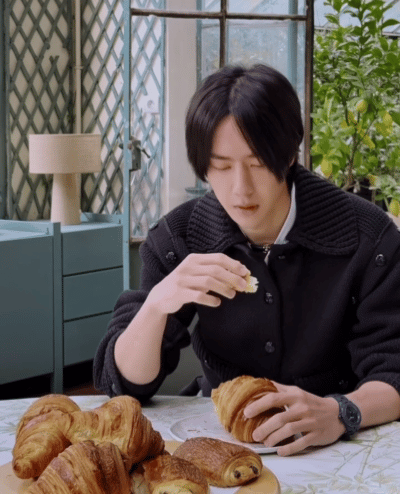 网友怀疑王一博聊天记录为真 乐华娱乐已经辟谣了，又发了严正声明，那你信谁？王一博