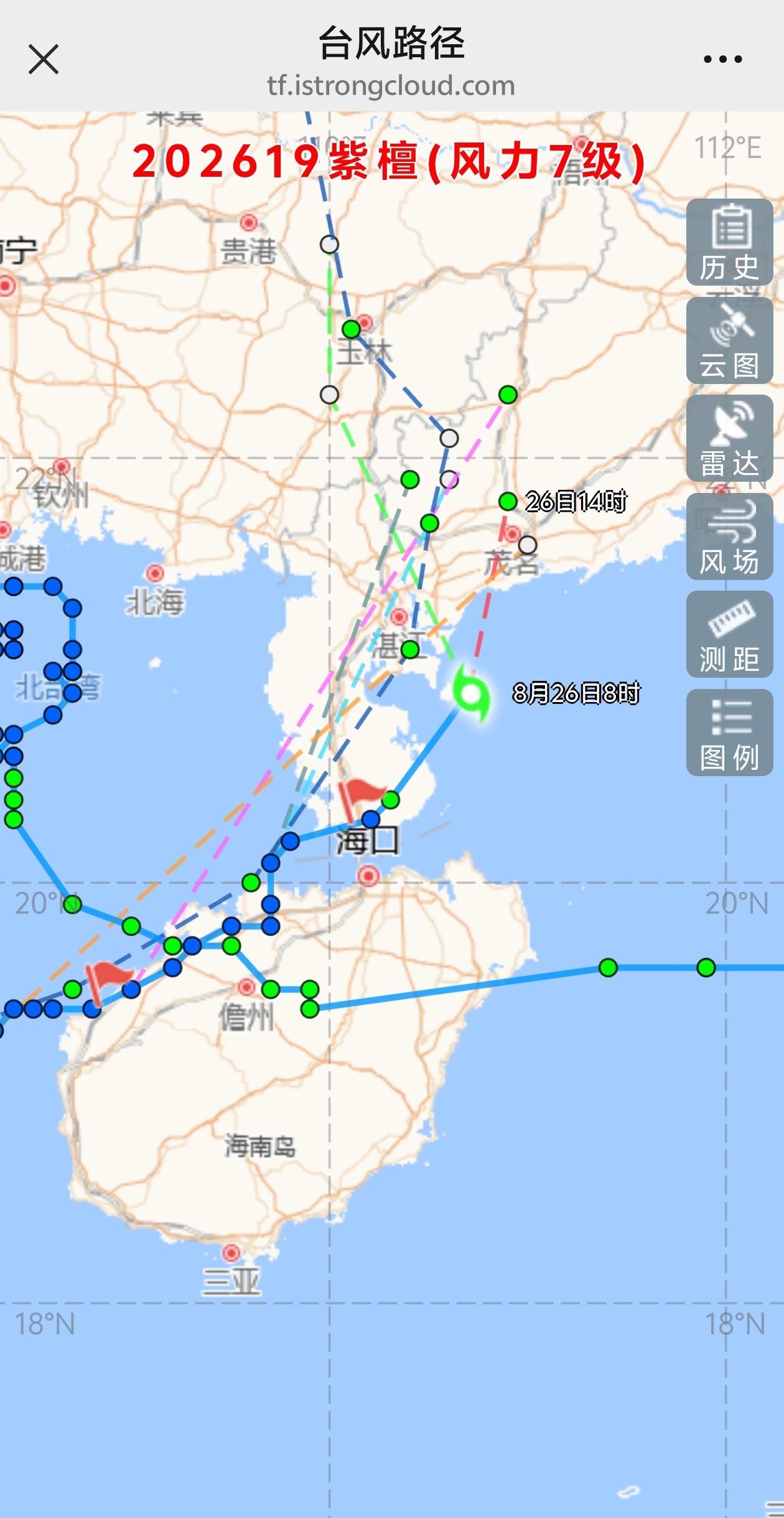 这会儿台风紫檀到了硇州岛附近海面，但湛江市区没有风，连树叶也不动，让人有点意外。