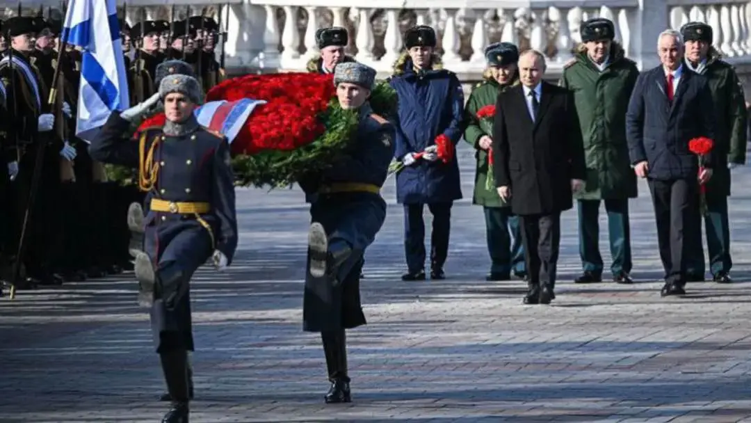 俄总统普京和国防部长接见在库尔斯克战斗中的雅库特英雄 并献花