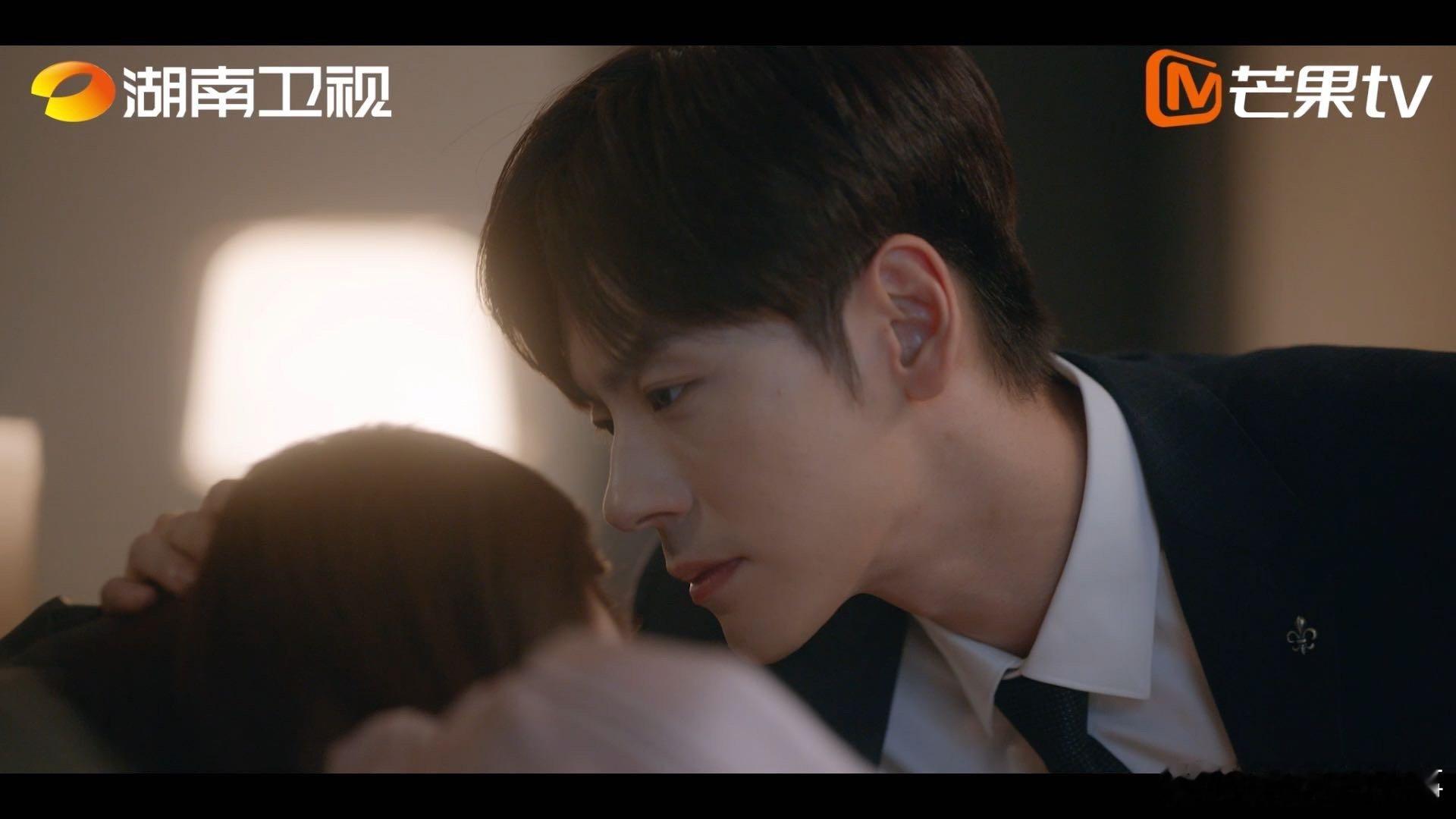 #纪昱恒人前冷漠老板人后温柔老公#纪昱恒你的反差感好强烈哟，表面上假公无私实际上