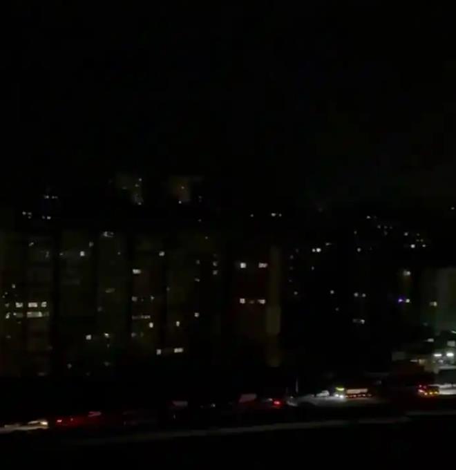 300万人的首都，打成一片漆黑！

基辅被打到近乎全黑，300万人的首都，正慢慢