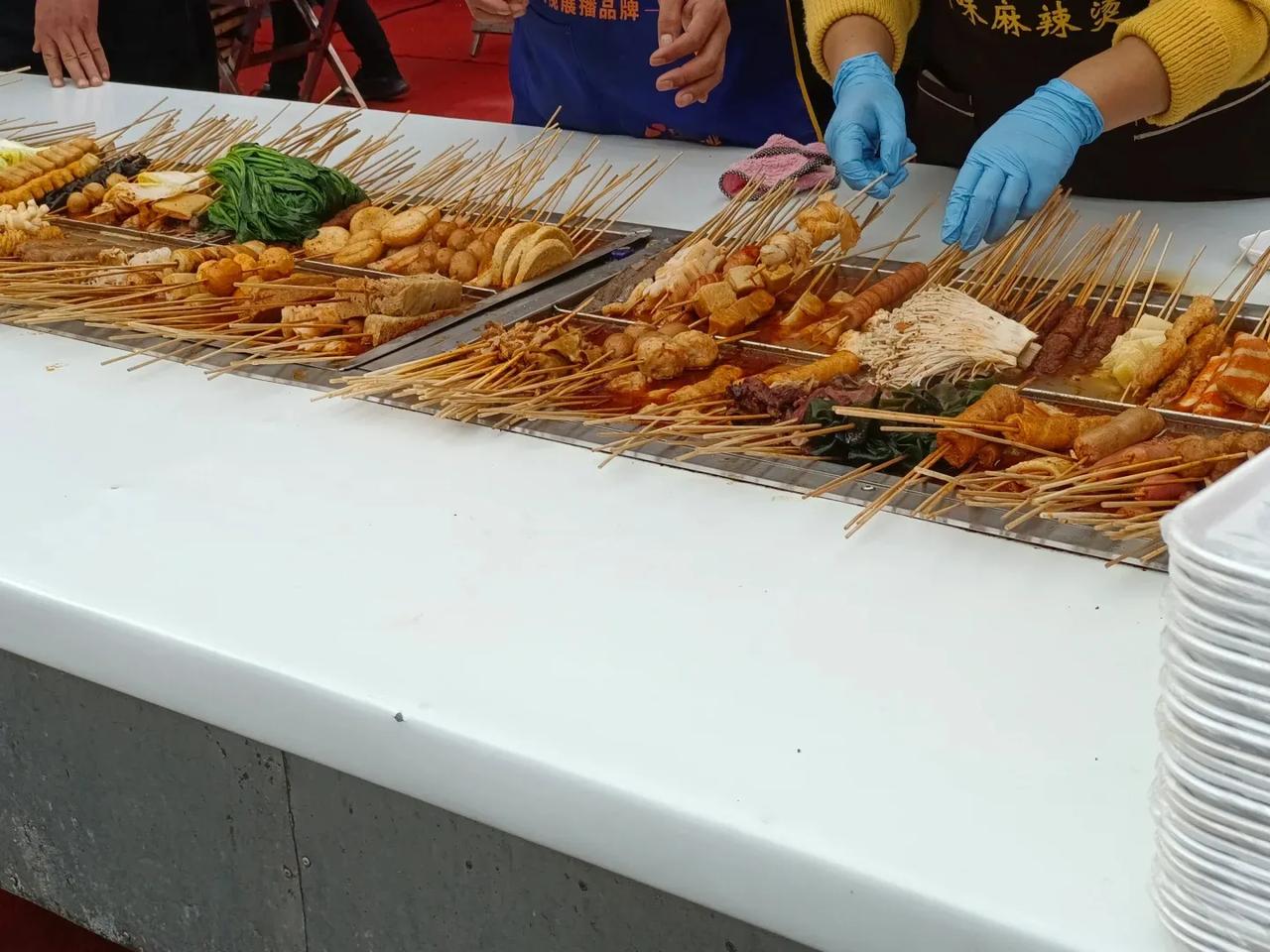 淄博烧烤为什么能火？
我想不只是好吃及卫生
更重要的是价格通透，不缺斤少两
做生