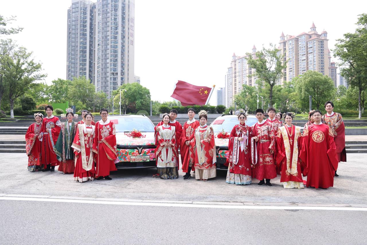 看了武汉集体婚礼想结婚了家人们!520在武汉街头偶遇超浪漫暴击!青山区集体婚礼上