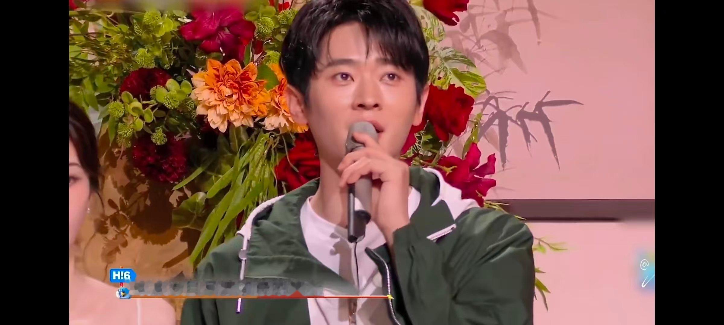 白鹿模仿丞磊颤音 你好星期六白鹿拿着麦不停晃动模仿丞磊颤音，搞笑又传神，节目效果