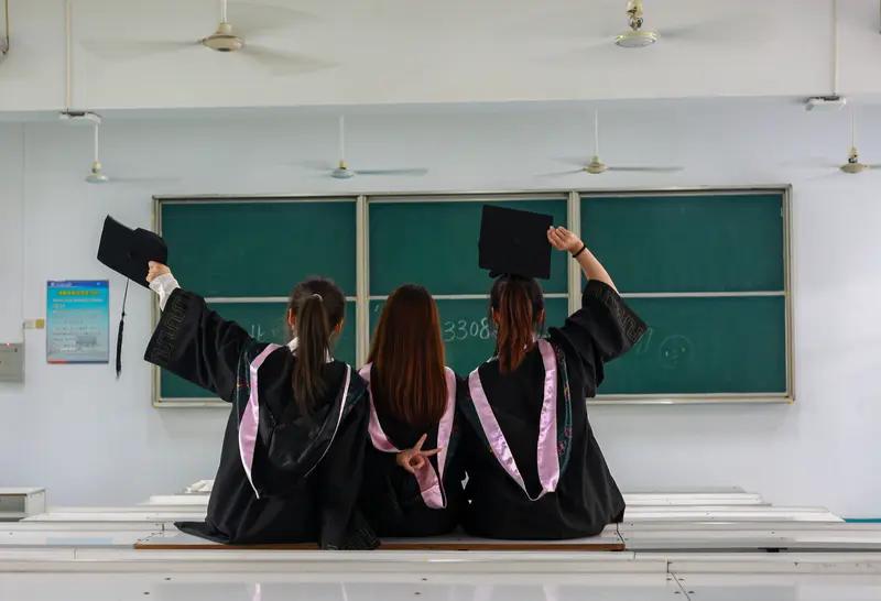 知识真的能改变命运，别不信。你看那些顶尖985大学的毕业生。

是非常自信和有规
