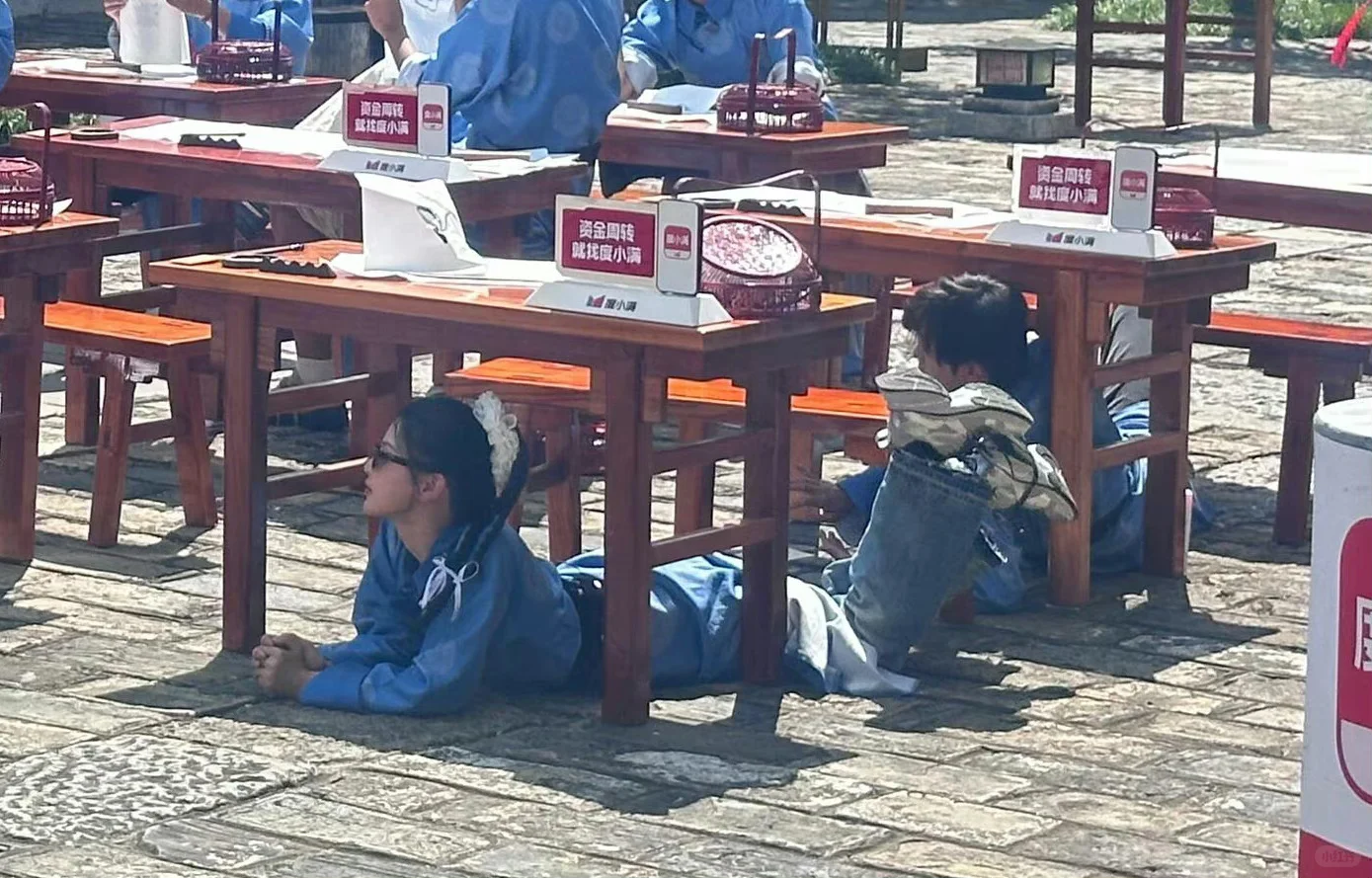 哈哈哈趴地上的小可爱｜杨超越美图存