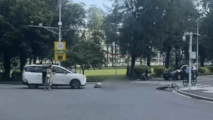 今天一大早，华南理工五山校区又出事了。一辆白色轿车在校内撞上了一位骑自行车的退休