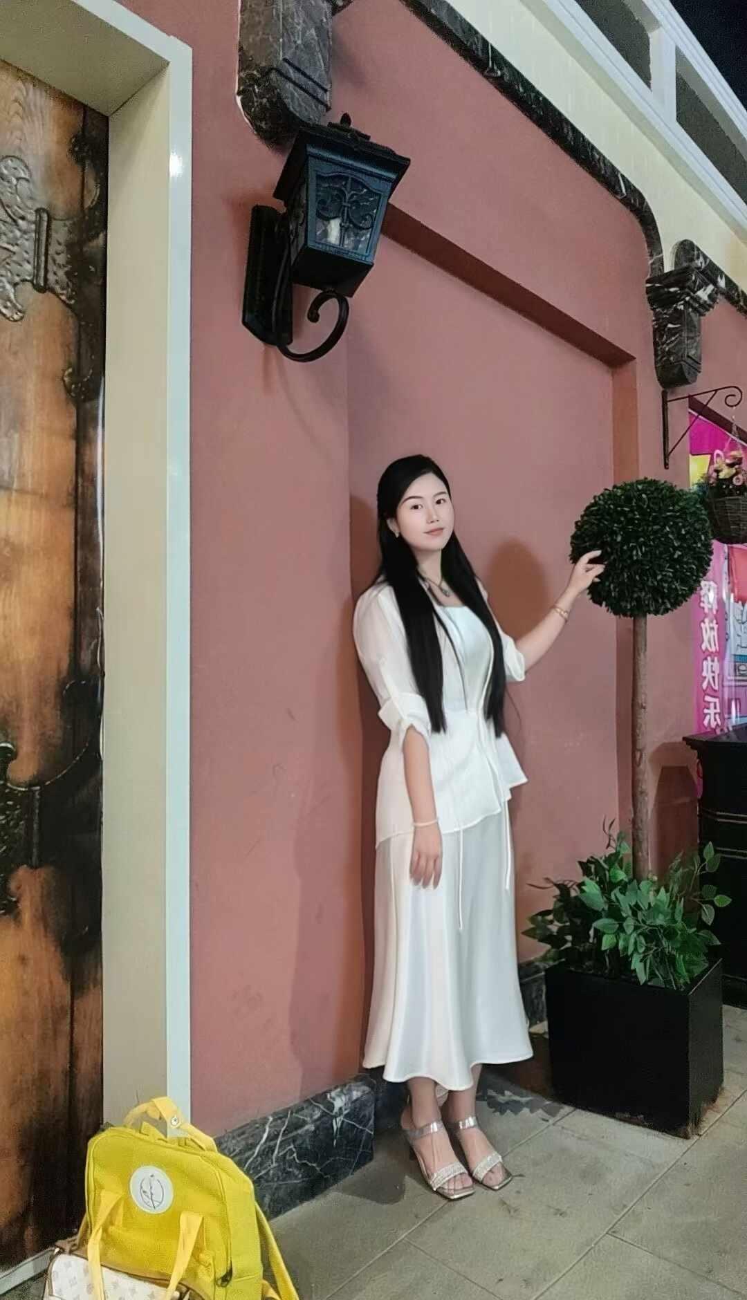 三十五岁，是一场慢慢清醒的成长
夜幕缓缓降临，卸下整日的奔波与忙碌。
站在晚风里