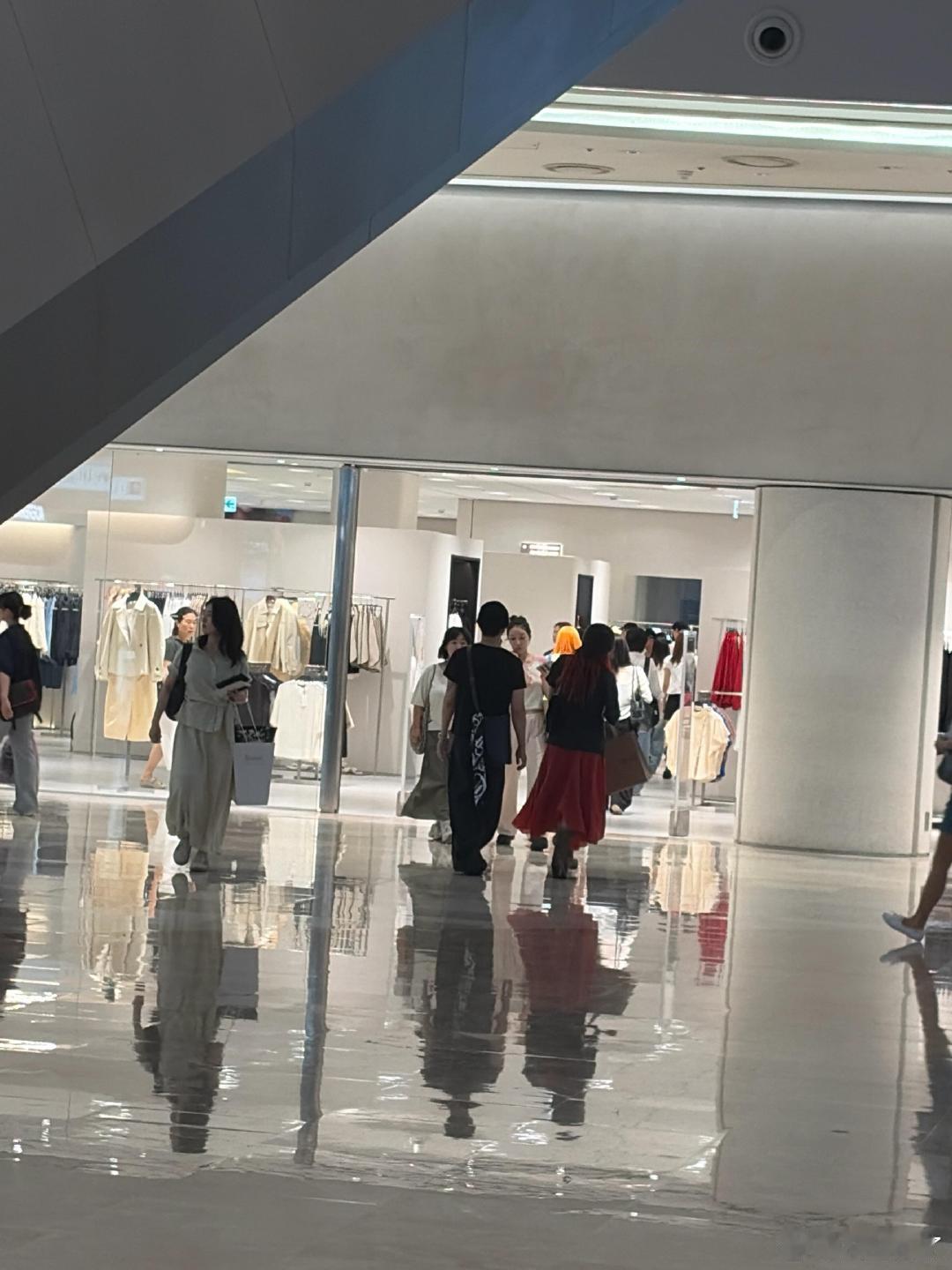 偶遇泫雅逛街逛街私底下的状态也太松弛了吧，戴个黑帽子跟在旁边的龙俊亨，这生活气息