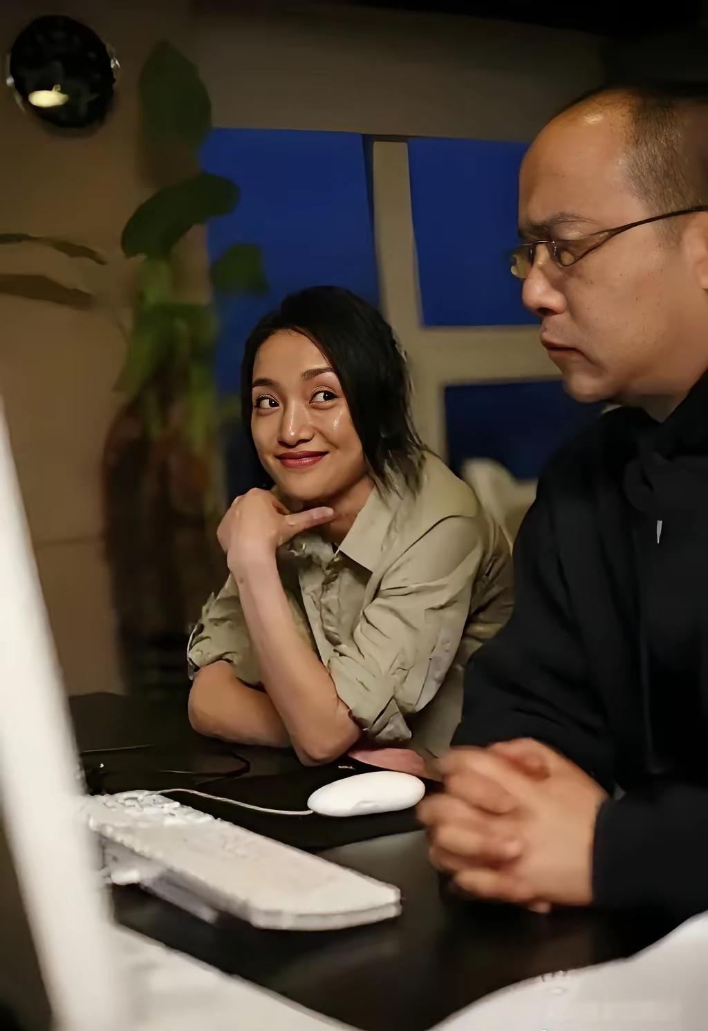 周迅还是比不了王菲，连落魄中的窦唯都不正眼看她！要是王菲也像周迅这样一副小迷妹的