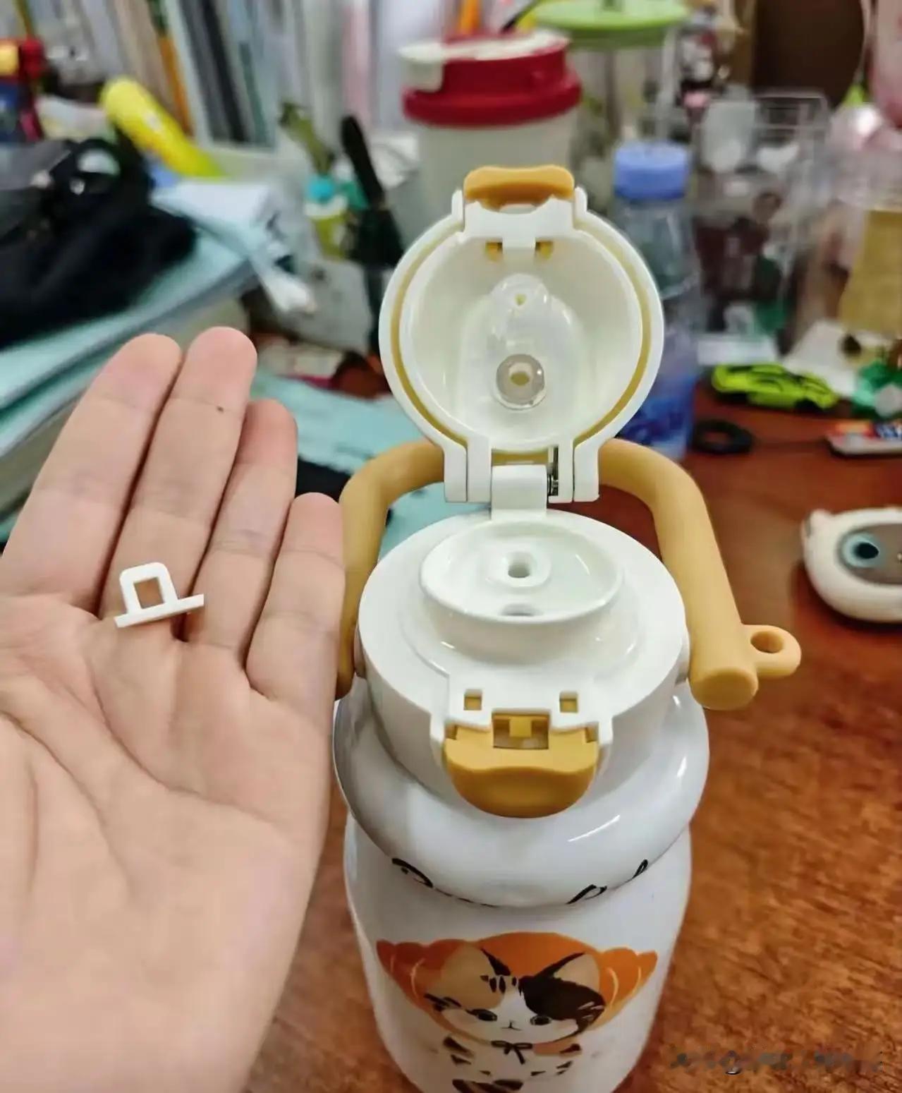 一位妈妈求助：女儿的水壶icon在学校被同学撞坏了，老师问我怎么解决？我却不知道