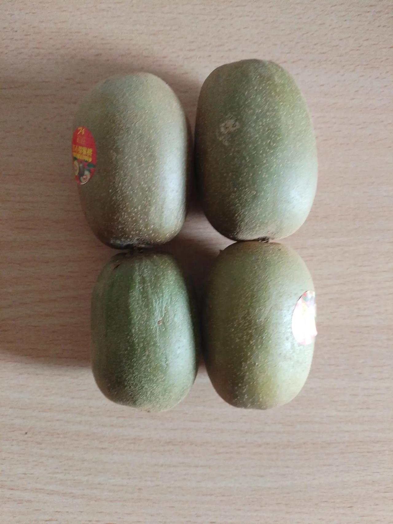 教你快速吃猕猴桃，分四步。
第一步，买来猕猴桃。
第二步，猕猴桃一刀两半。
第三