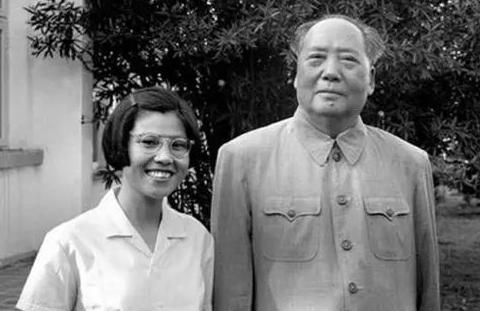 她在毛主席身边工作11年，晚年与主席同月同日离世，一生未婚。她叫王海容，在毛主席