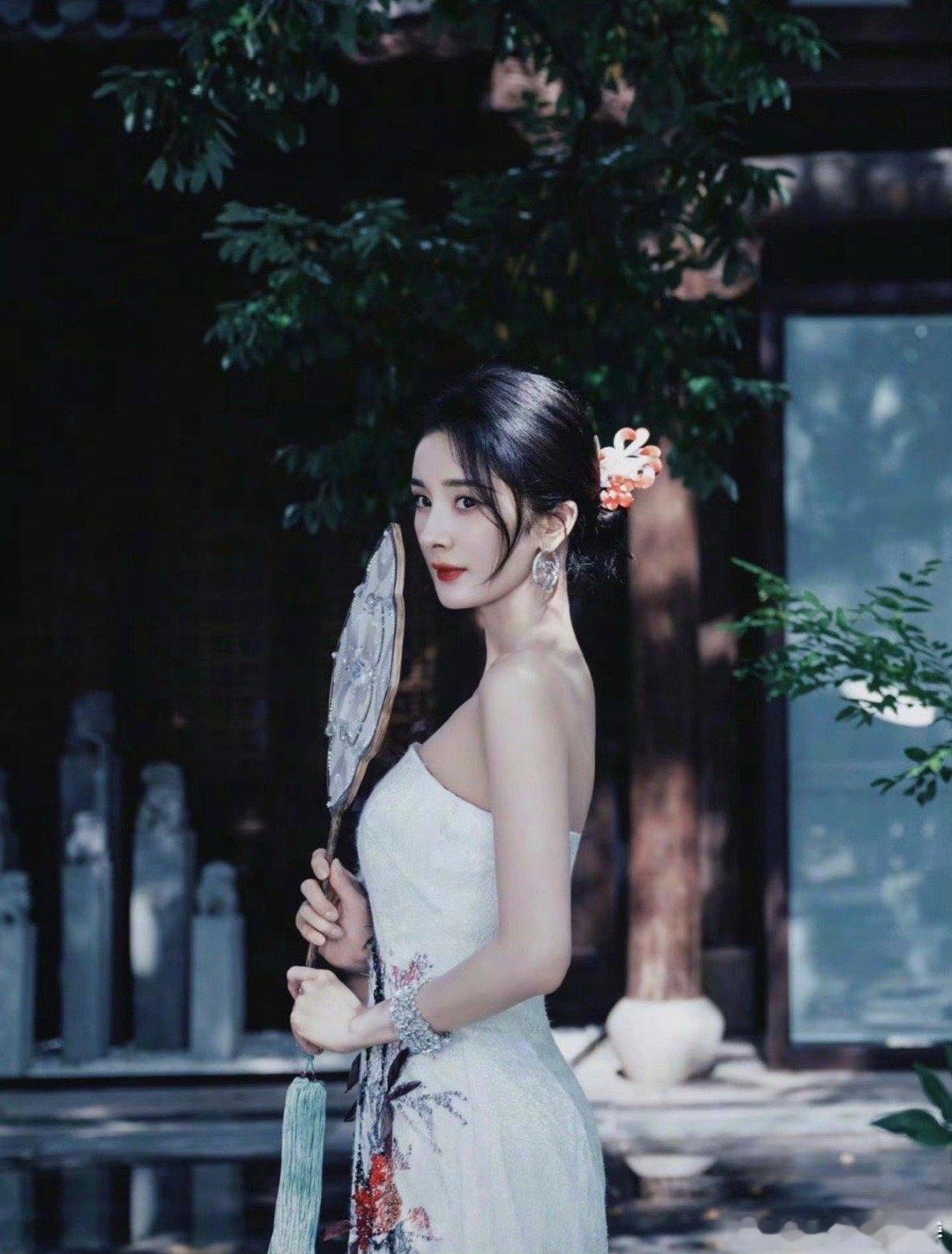 杨幂连剧宣都在宣传非遗工艺立秋海报的麦秆画惊艳，是她对非遗的又一次安利。把传统手